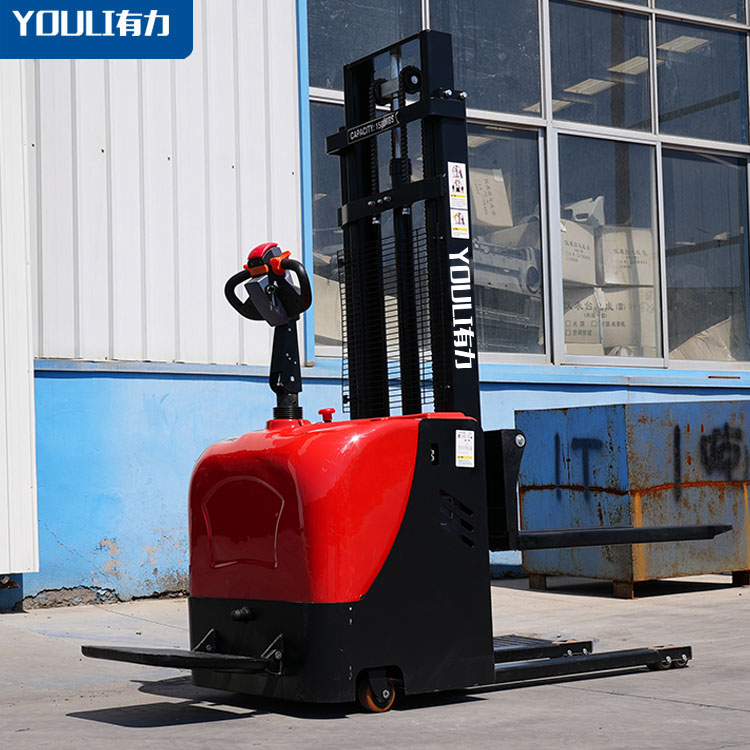 站驾式堆高车1-1