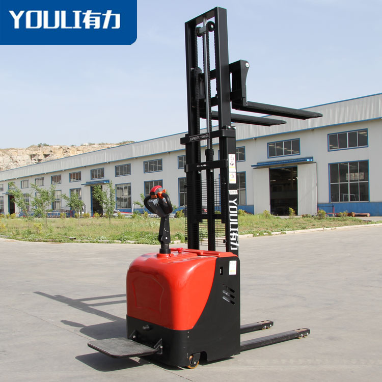 电动堆高车在选购时要注意那些?